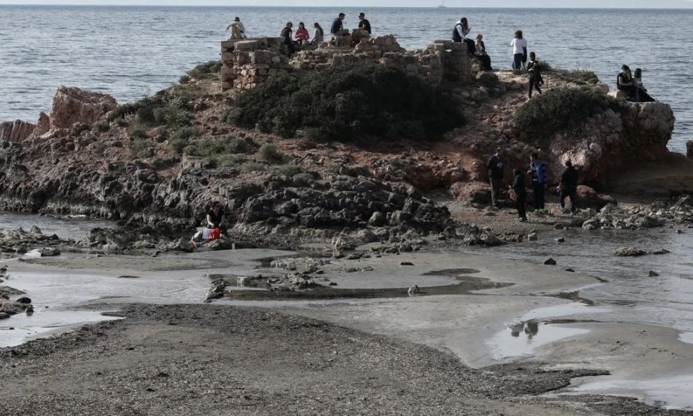 Καβούρι: Στο νησάκι με τα ποδιά! Εντυπωσιακές εικόνες από την άμπωτη